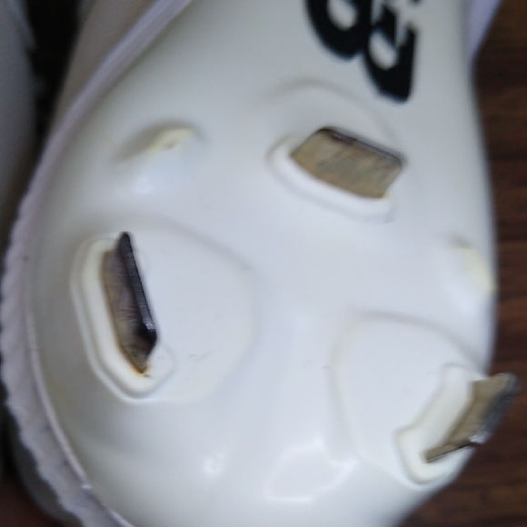 New Balance Kids Size 5 White Sports Cleats Shoes - Picture 13 of 13